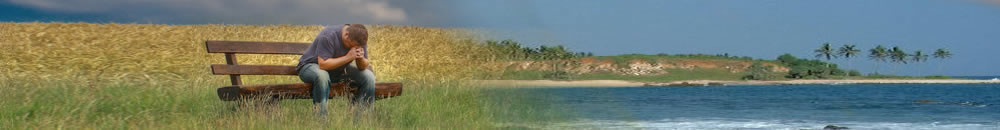 linke Bildhälfte mit einsamen Mann - rechte Bildhälfte sonnige Tropenküste